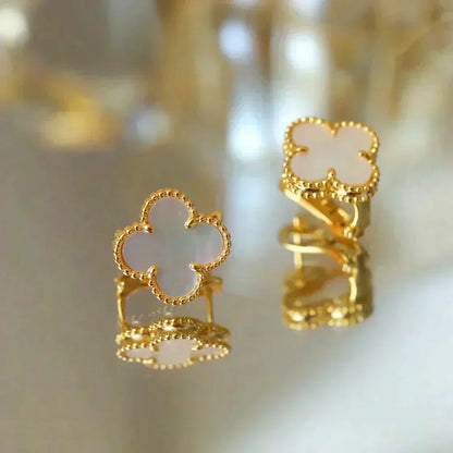 [Zalyn Jewelry ]CLOVER MEDIUM 1 MOTIFS  WHITE MOP STUD EARRINGS