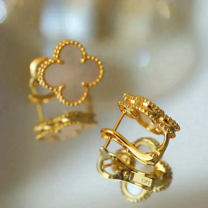 [Zalyn Jewelry ]CLOVER MEDIUM 1 MOTIFS  WHITE MOP STUD EARRINGS