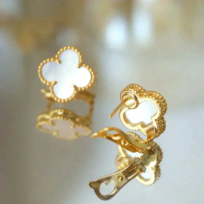 [Zalyn Jewelry ]CLOVER MEDIUM 1 MOTIFS  WHITE MOP STUD EARRINGS