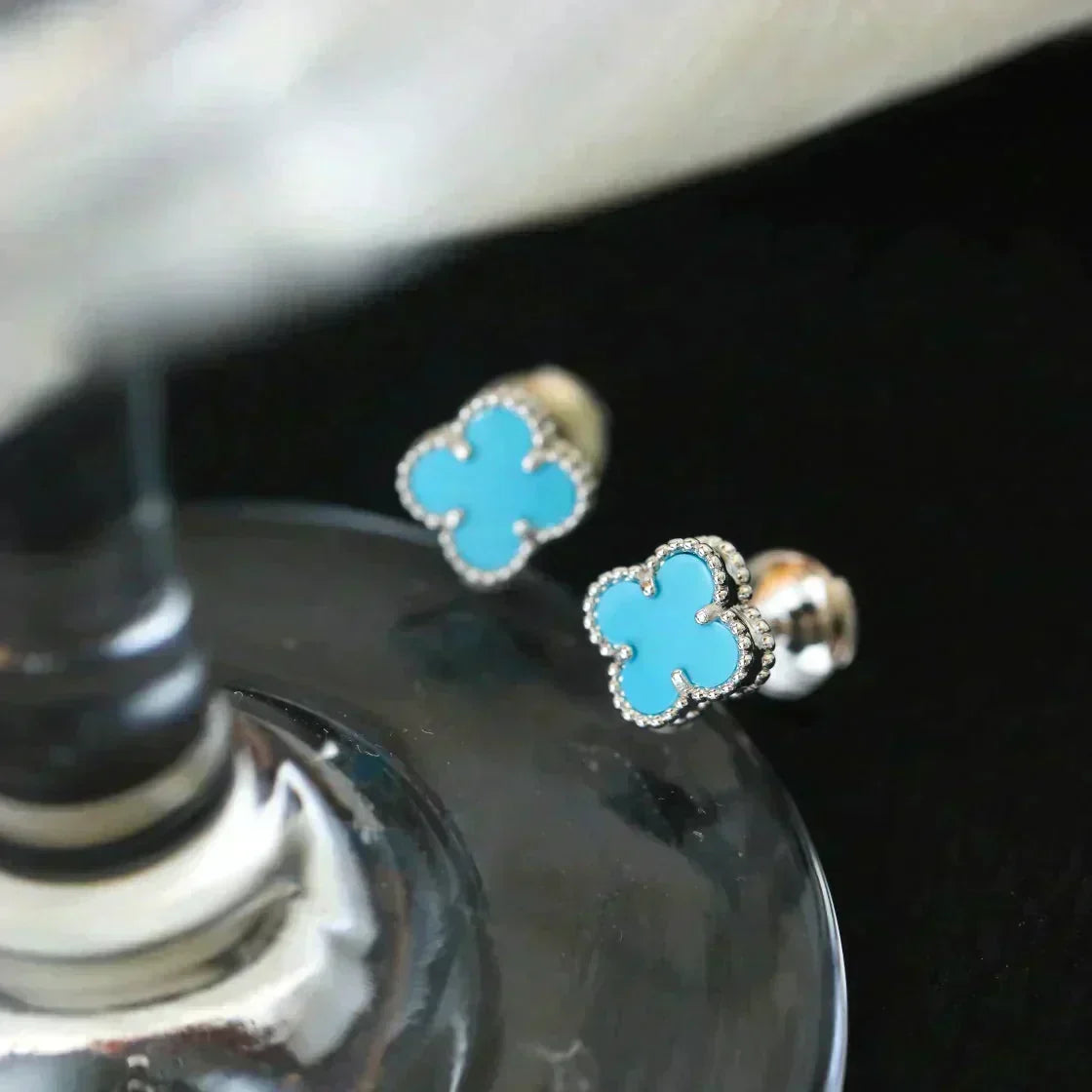 [Zalyn Jewelry ]CLOVER MINI 9.5MM ONYX STUD EARRINGS SILVER