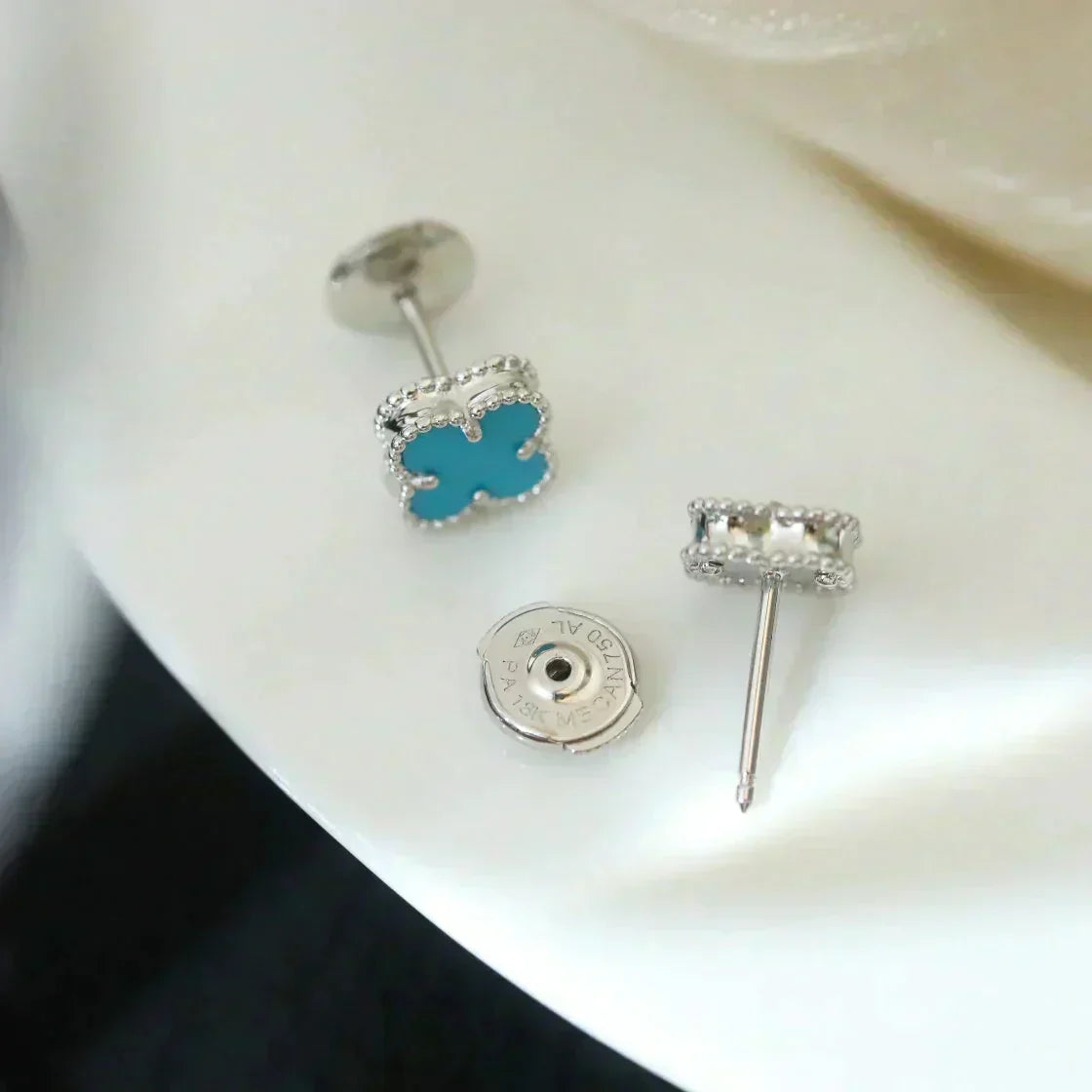 [Zalyn Jewelry ]CLOVER MINI 9.5MM ONYX STUD EARRINGS SILVER