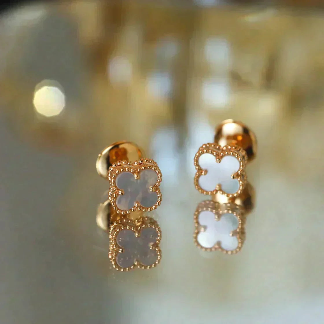 [Zalyn Jewelry ]CLOVER MINI 9.5MM WHITE MOP EARRINGS