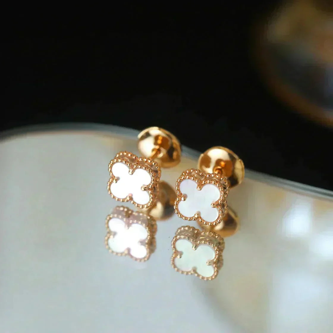 [Zalyn Jewelry ]CLOVER MINI 9.5MM WHITE MOP EARRINGS
