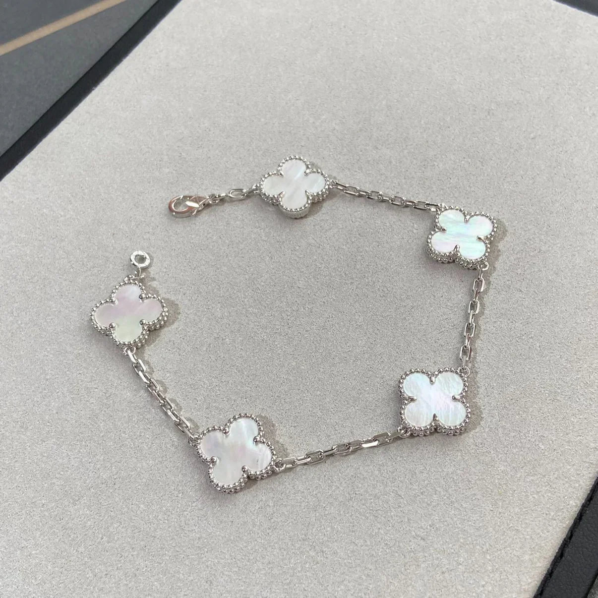 [Zalyn]LUCKY CLOVER 5-MOTIF BRACELET - WHITE MOTHER-OF-PEARL COLLECTION
