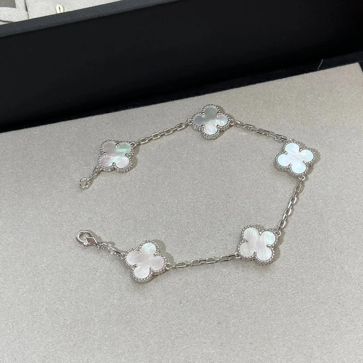 [Zalyn]LUCKY CLOVER 5-MOTIF BRACELET - WHITE MOTHER-OF-PEARL COLLECTION