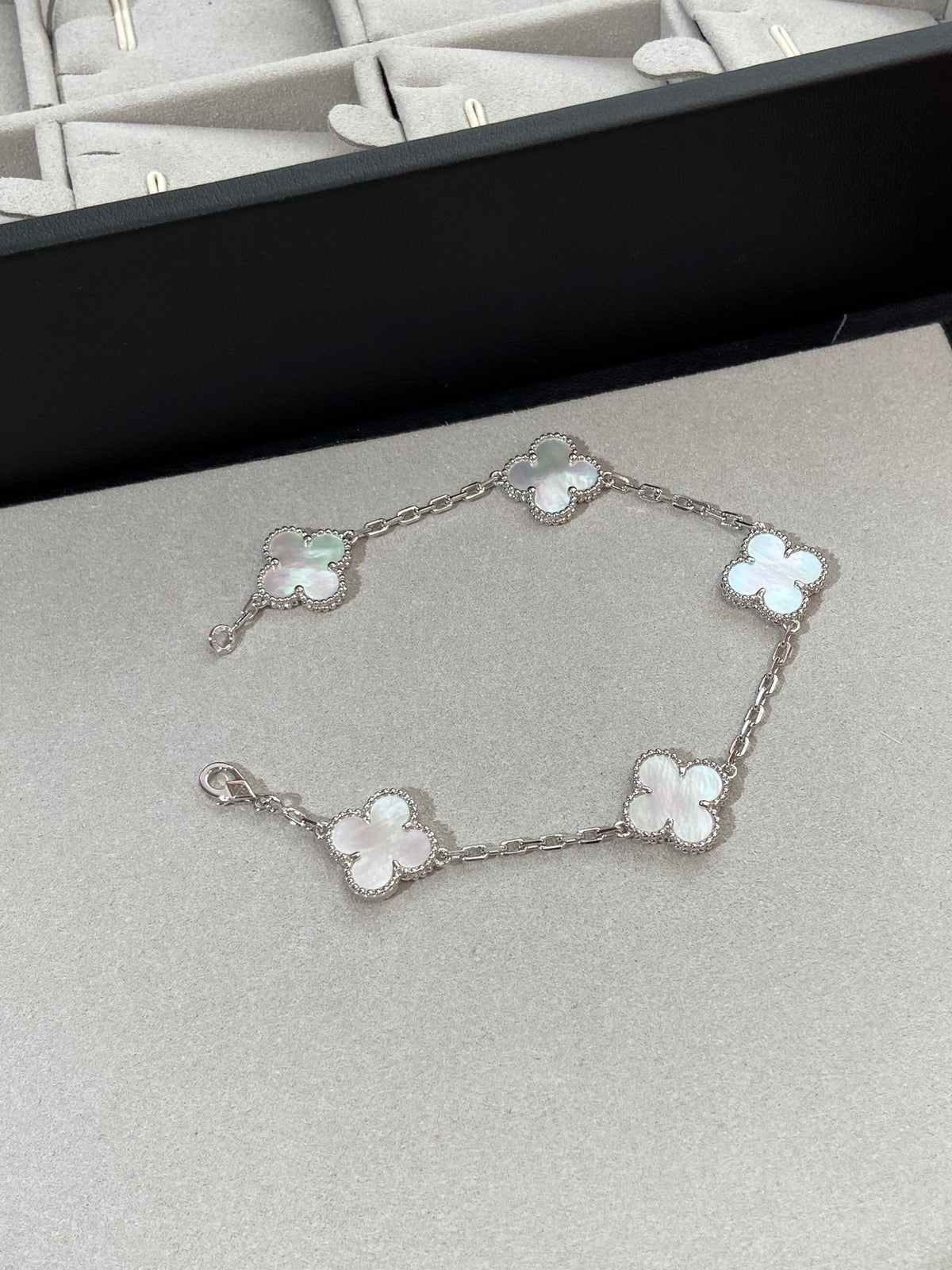 [Zalyn Jewelry ]CLOVER WHITE PEARL MOP 5 MOTIF BRACELET COLLECTION