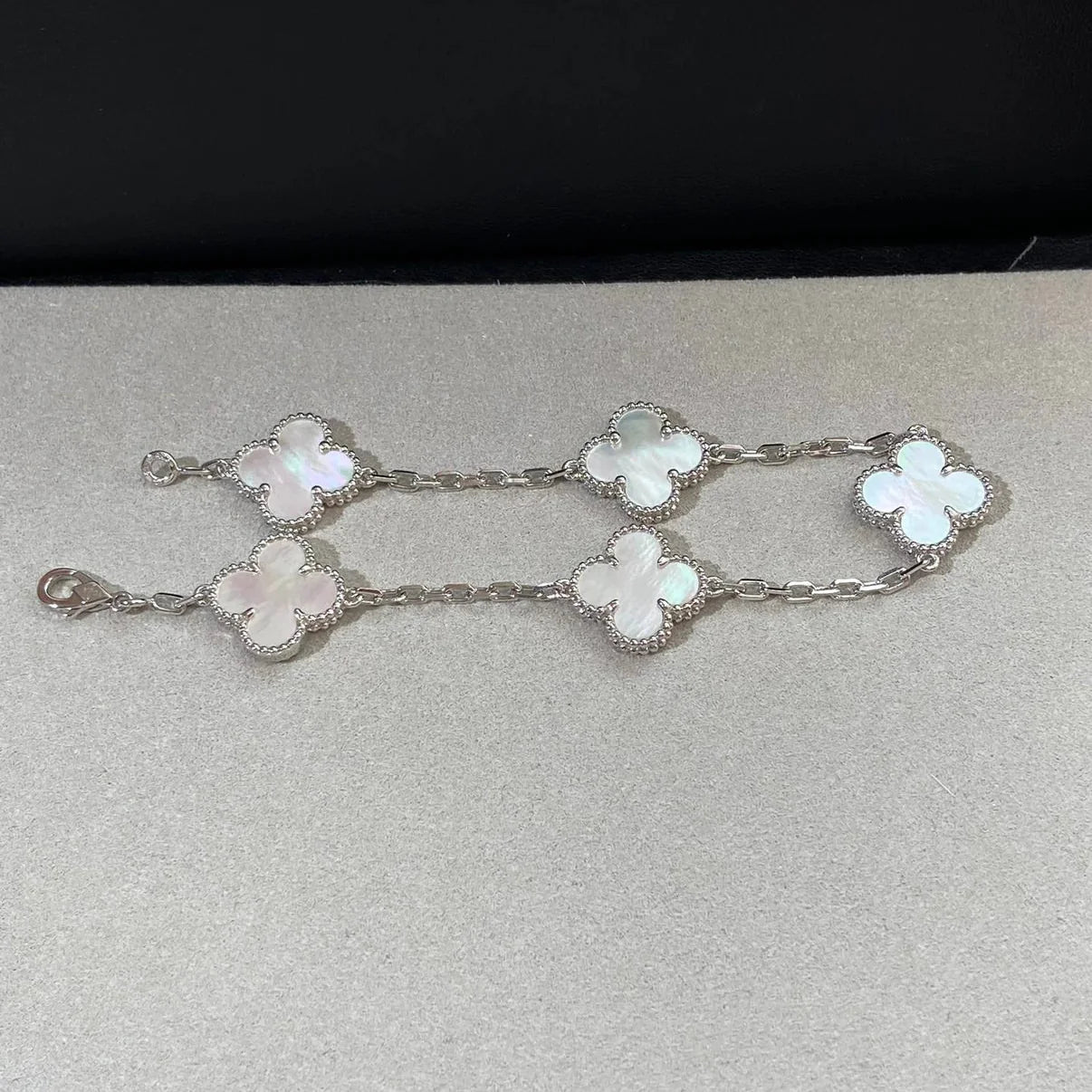 [Zalyn]LUCKY CLOVER 5-MOTIF BRACELET - WHITE MOTHER-OF-PEARL COLLECTION