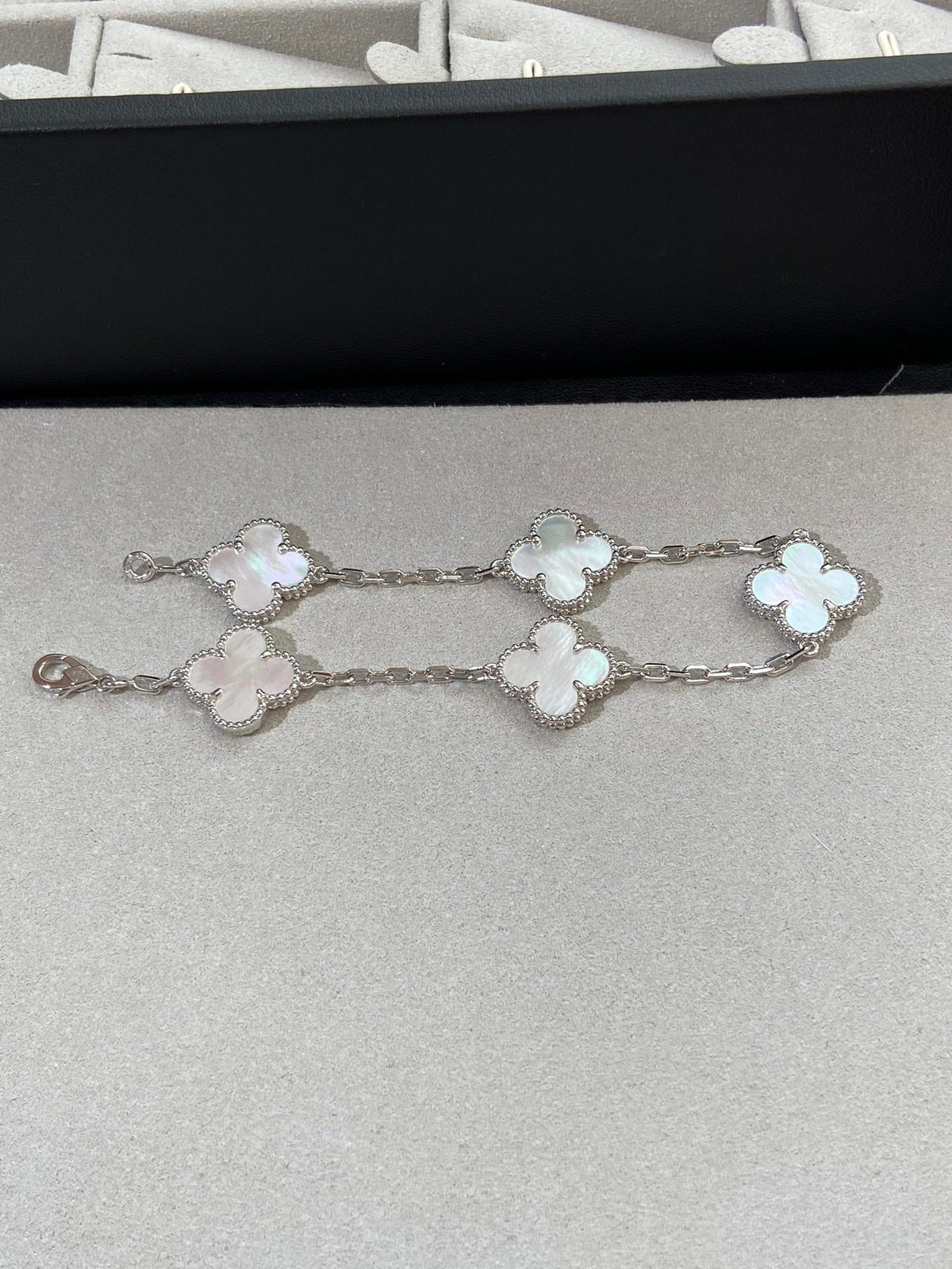 [Zalyn Jewelry ]CLOVER WHITE PEARL MOP 5 MOTIF BRACELET COLLECTION