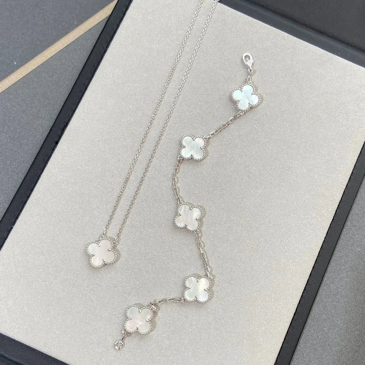 [Zalyn]LUCKY CLOVER 5-MOTIF BRACELET - WHITE MOTHER-OF-PEARL COLLECTION