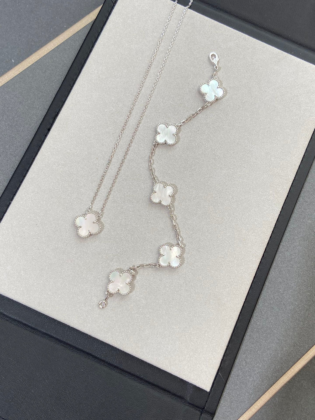 [Zalyn Jewelry ]CLOVER WHITE PEARL MOP 5 MOTIF BRACELET COLLECTION