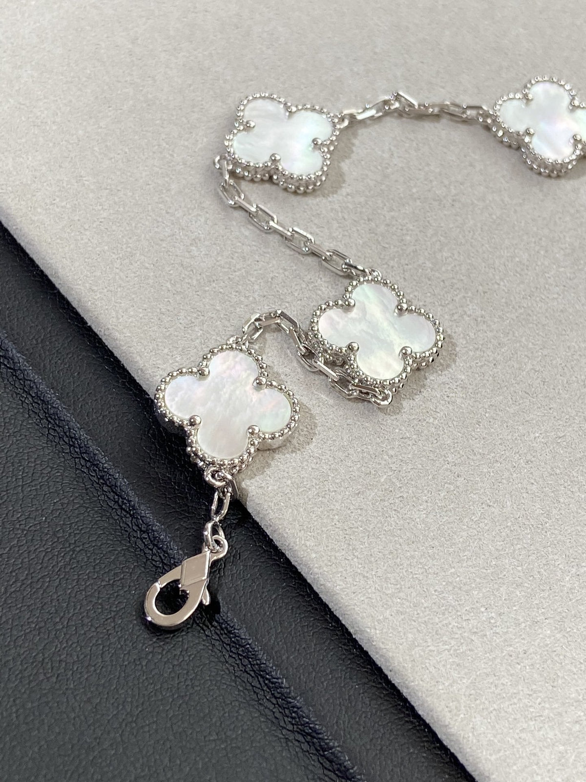 [Zalyn Jewelry ]CLOVER WHITE PEARL MOP 5 MOTIF BRACELET COLLECTION