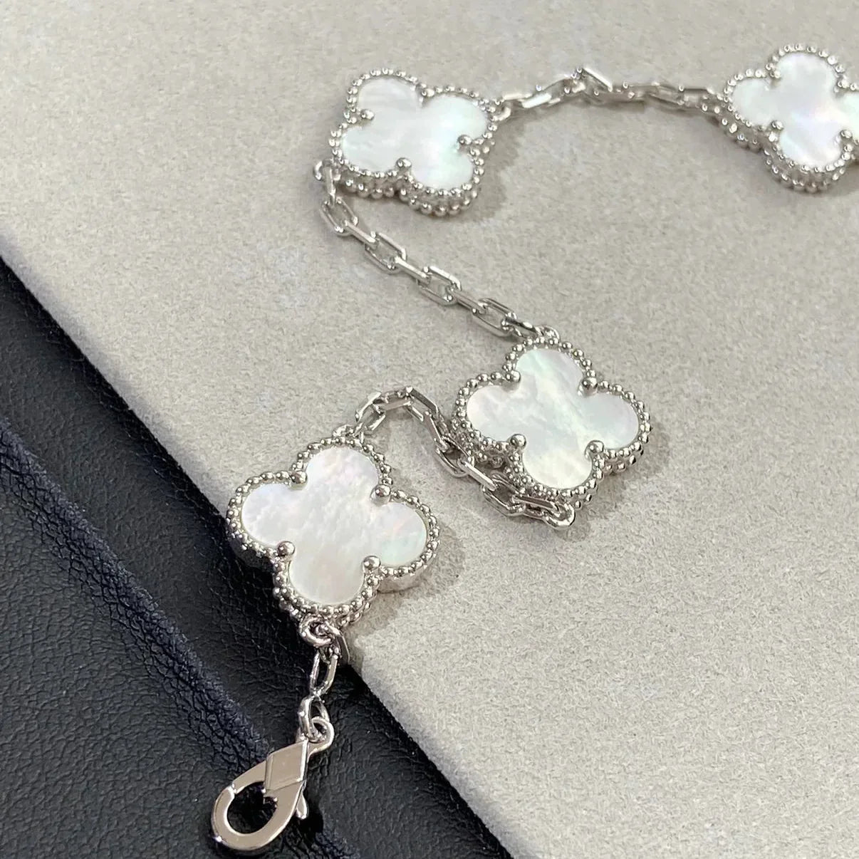 [Zalyn]LUCKY CLOVER 5-MOTIF BRACELET - WHITE MOTHER-OF-PEARL COLLECTION