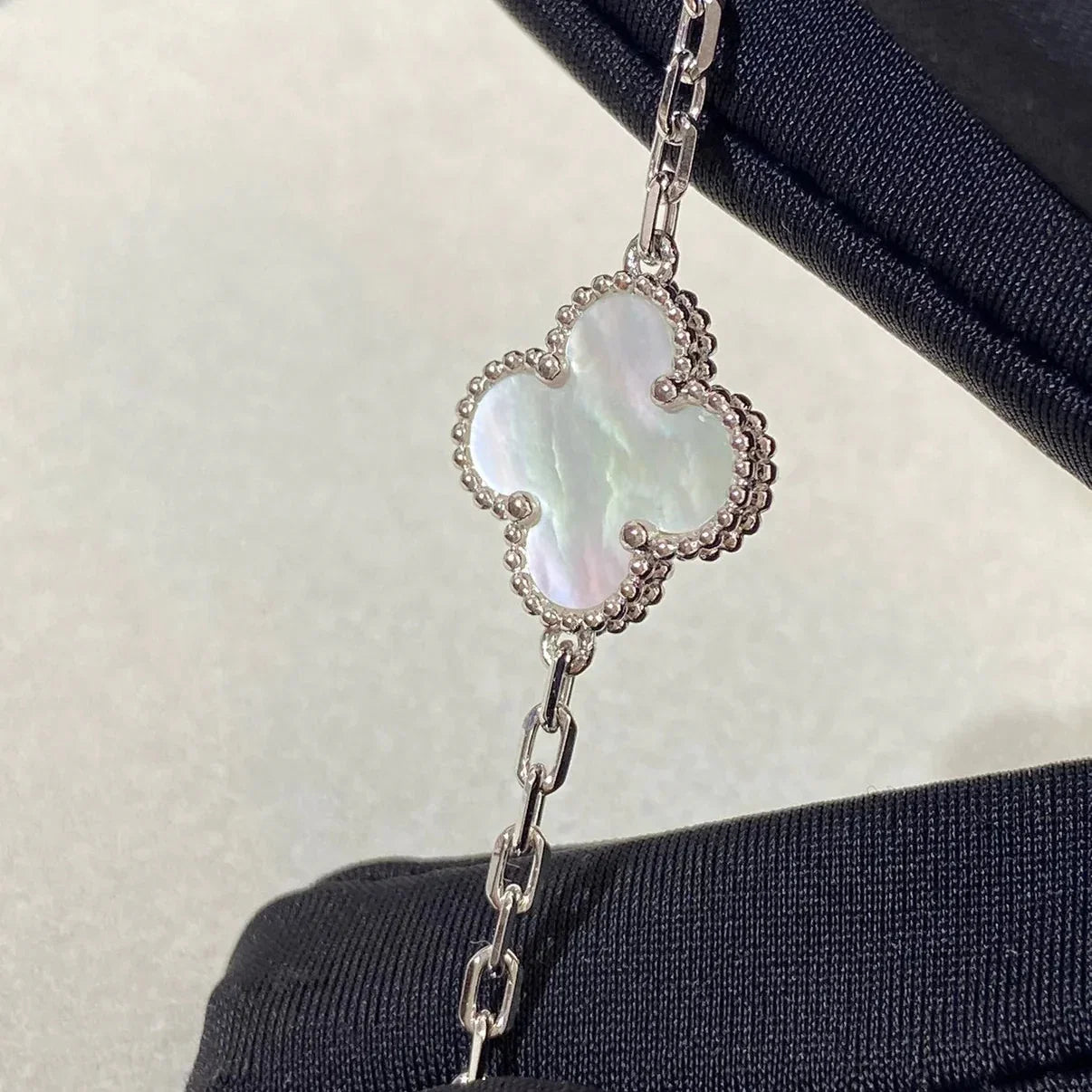[Zalyn]LUCKY CLOVER 5-MOTIF BRACELET - WHITE MOTHER-OF-PEARL COLLECTION