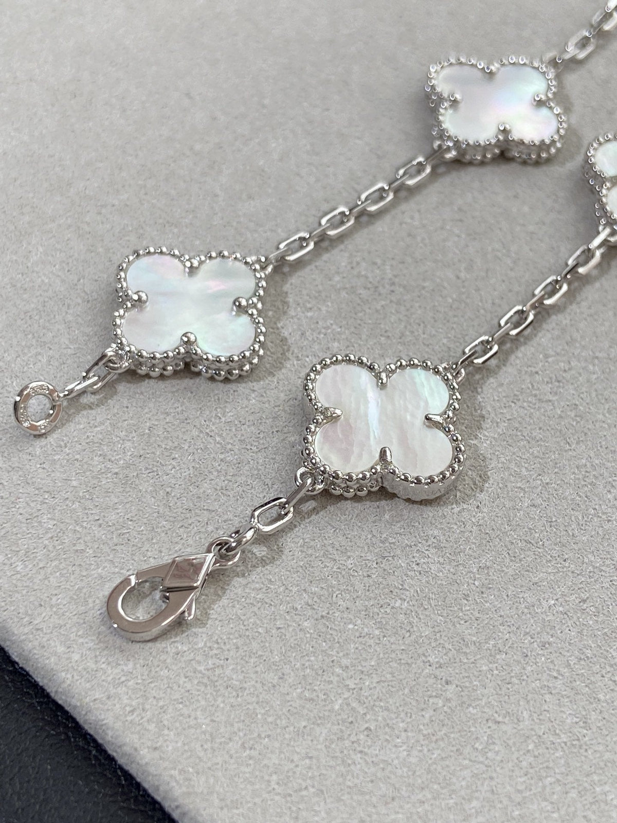 [Zalyn Jewelry ]CLOVER WHITE PEARL MOP 5 MOTIF BRACELET COLLECTION