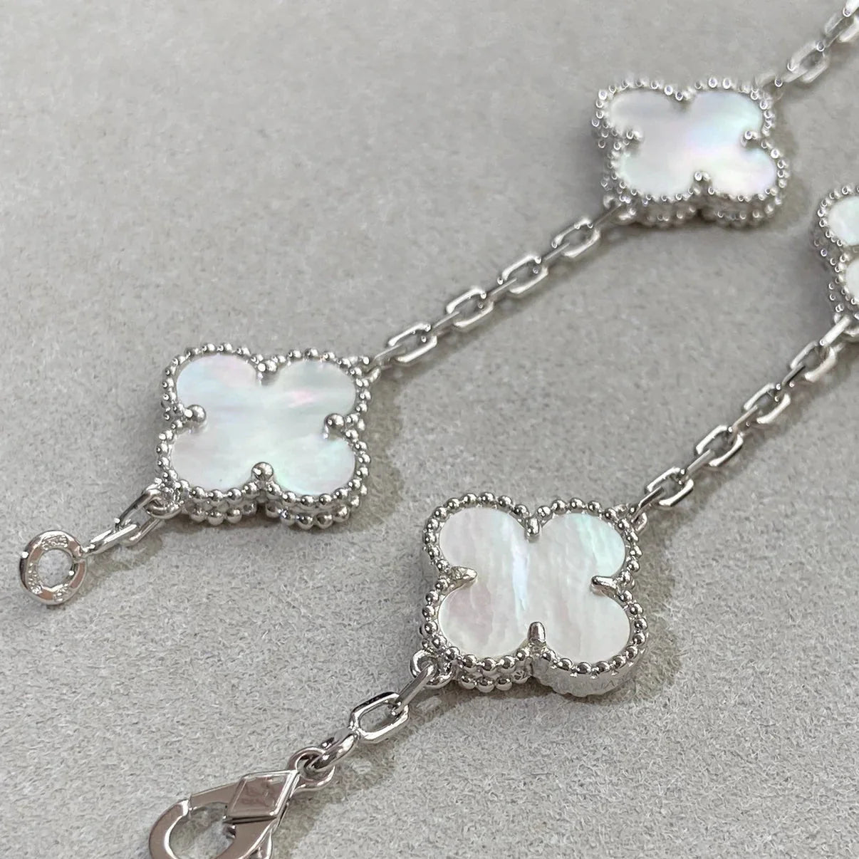 [Zalyn]LUCKY CLOVER 5-MOTIF BRACELET - WHITE MOTHER-OF-PEARL COLLECTION