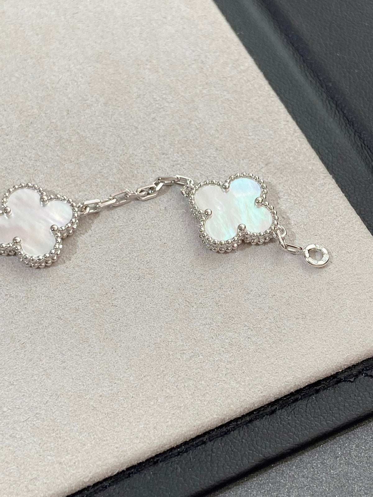 [Zalyn Jewelry ]CLOVER WHITE PEARL MOP 5 MOTIF BRACELET COLLECTION