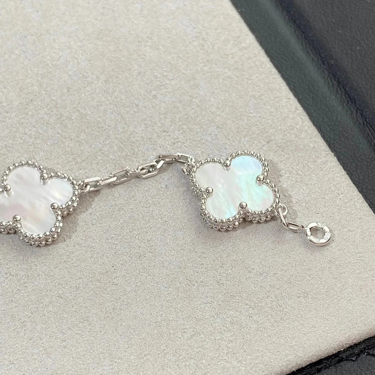 [Zalyn]LUCKY CLOVER 5-MOTIF BRACELET - WHITE MOTHER-OF-PEARL COLLECTION