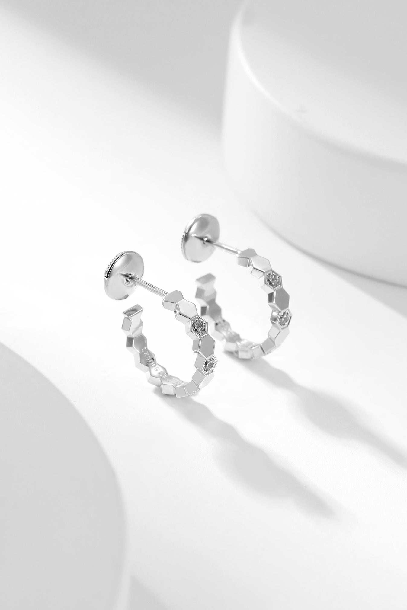 [Zalyn]BEE LOVE DIAMOND HOOP EARRINGS