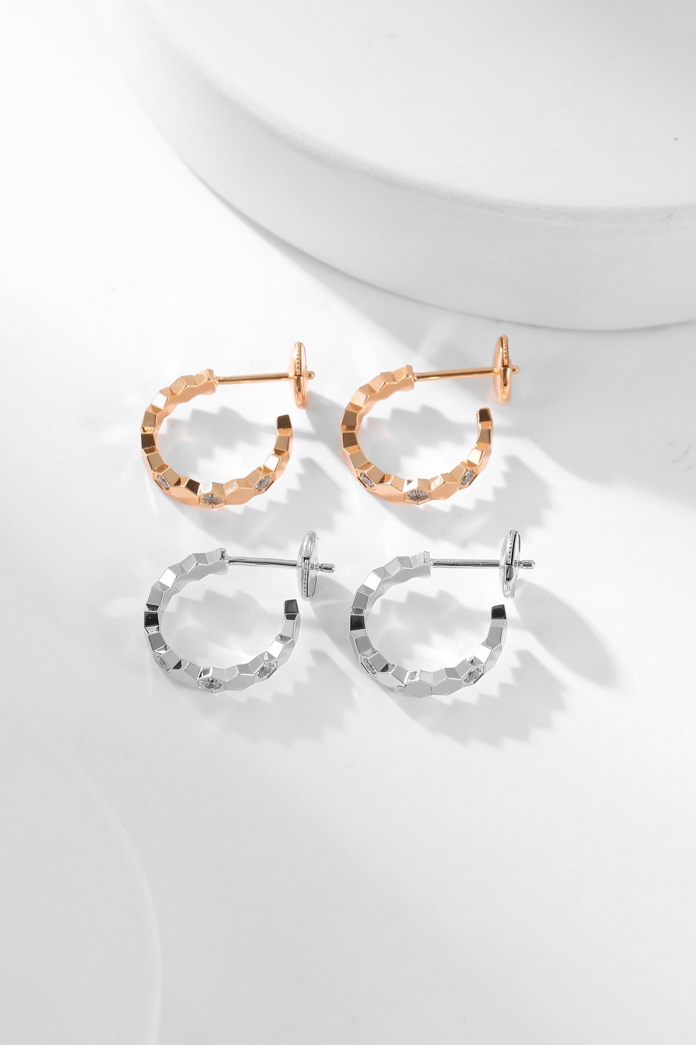 [Zalyn]BEE LOVE DIAMOND HOOP EARRINGS
