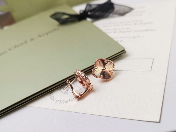 [Zalyn Jewelry ]CLOVER MEDIUM STUD EARRINGS