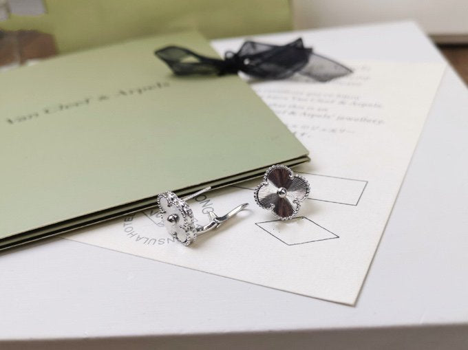 [Zalyn Jewelry ]CLOVER MEDIUM STUD EARRINGS