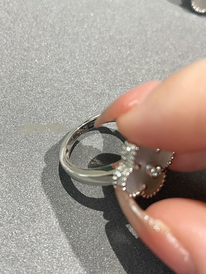 [Zalyn Jewelry ]CLOVER SILVER MOP DIAMOND RING