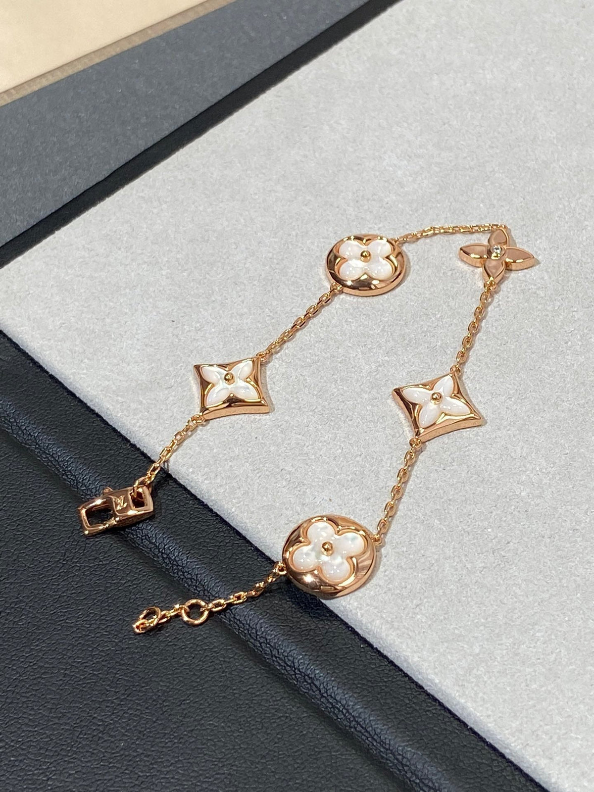 [Zalyn Jewelry ]STAR AND SUN 5 MOTIF MOP PINK GOLD BRACELET