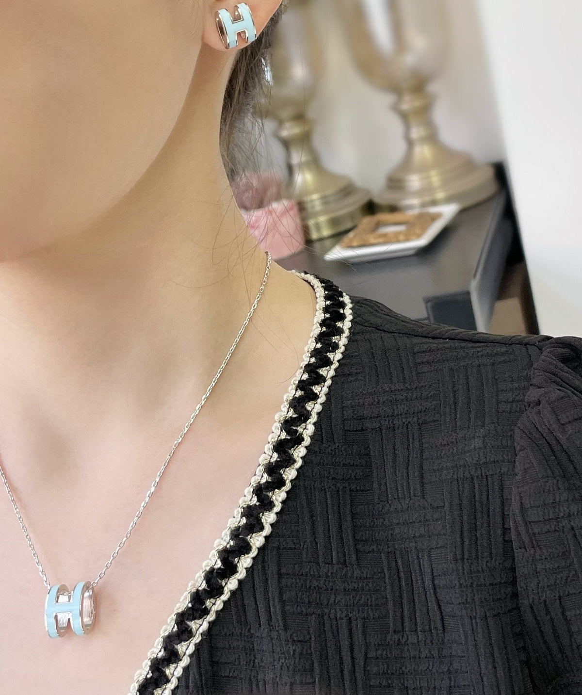 [Zalyn Jewelry ]POP H SKY BLUE STUD EARRINGS