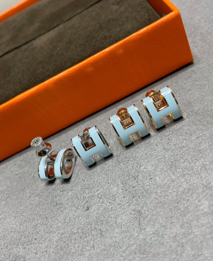 [Zalyn]POP H SKY BLUE STUD EARRINGS