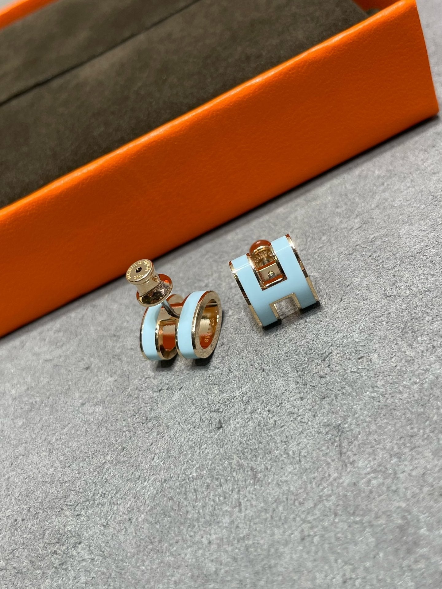 [Zalyn]POP H SKY BLUE STUD EARRINGS