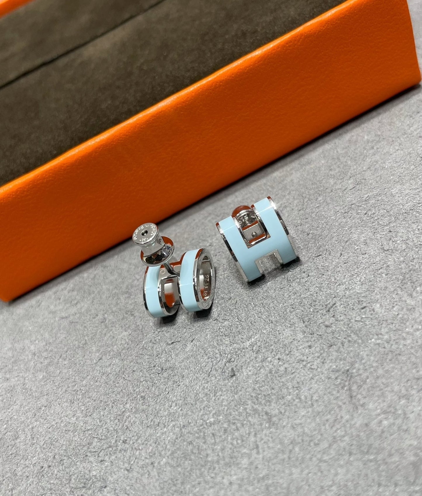 [Zalyn]POP H SKY BLUE STUD EARRINGS