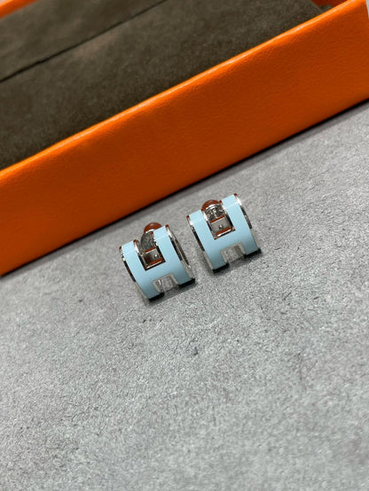 [Zalyn]POP H SKY BLUE STUD EARRINGS