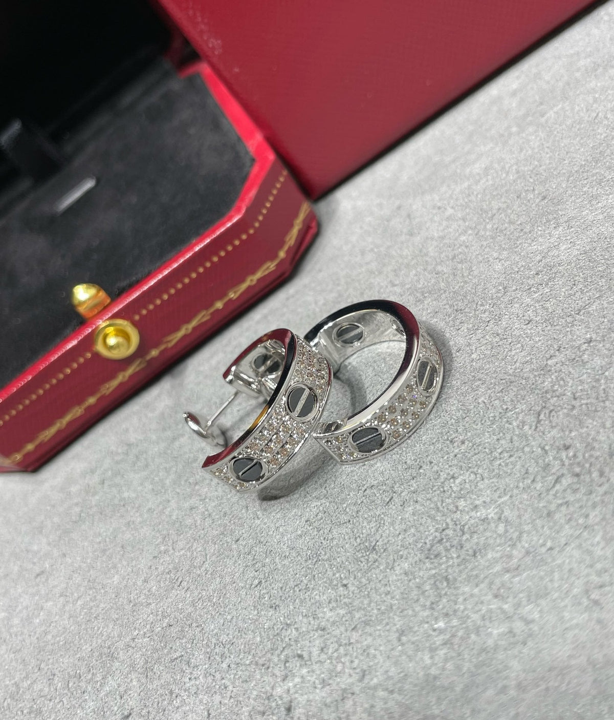 [Zalyn Jewelry ]LOVE CERAMIC DIAMOND PAVED SILVER EARRINGS