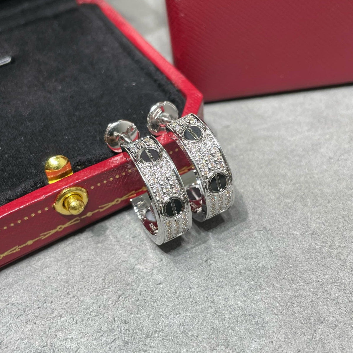 [Zalyn Jewelry ]LOVE CERAMIC DIAMOND PAVED SILVER EARRINGS