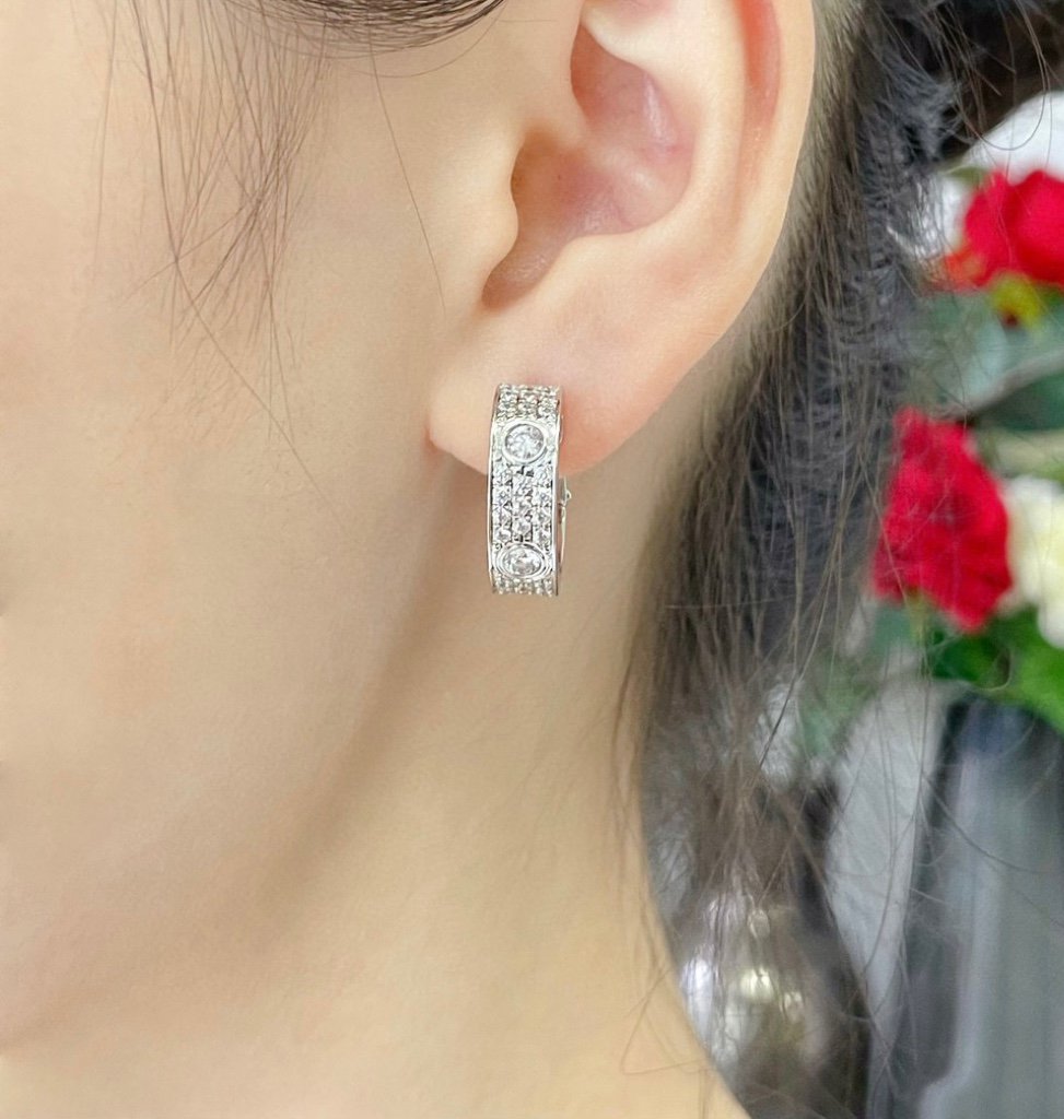 [Zalyn Jewelry ]LOVE 5.5MM DIAMOND PAVED EARRINGS