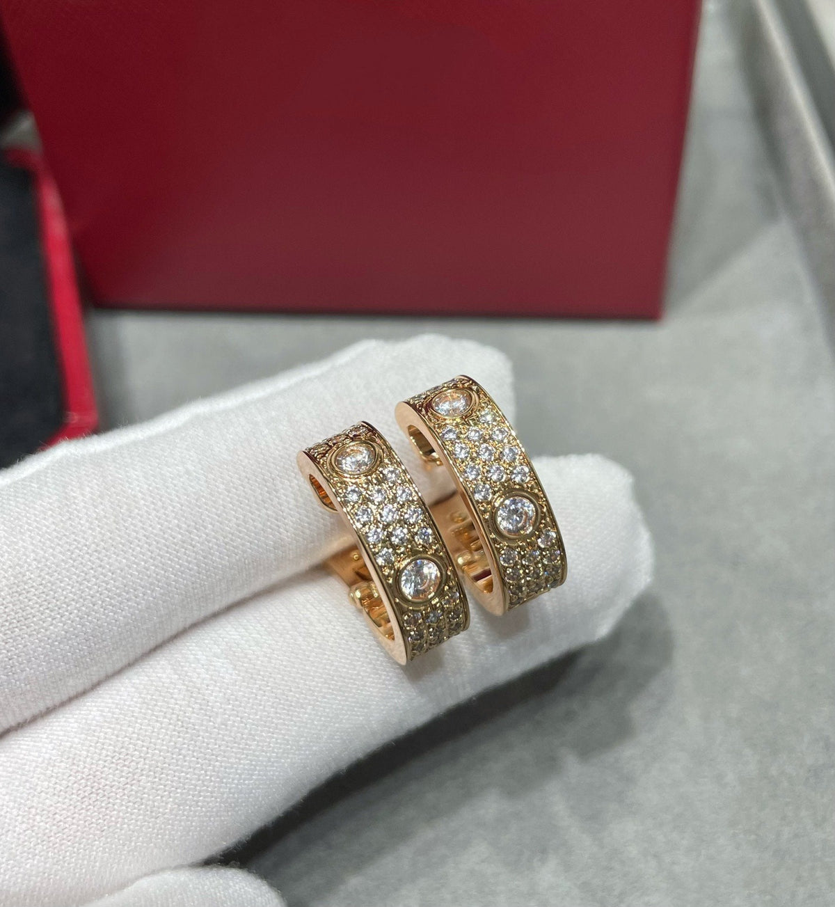 [Zalyn Jewelry ]LOVE 5.5MM DIAMOND PAVED EARRINGS