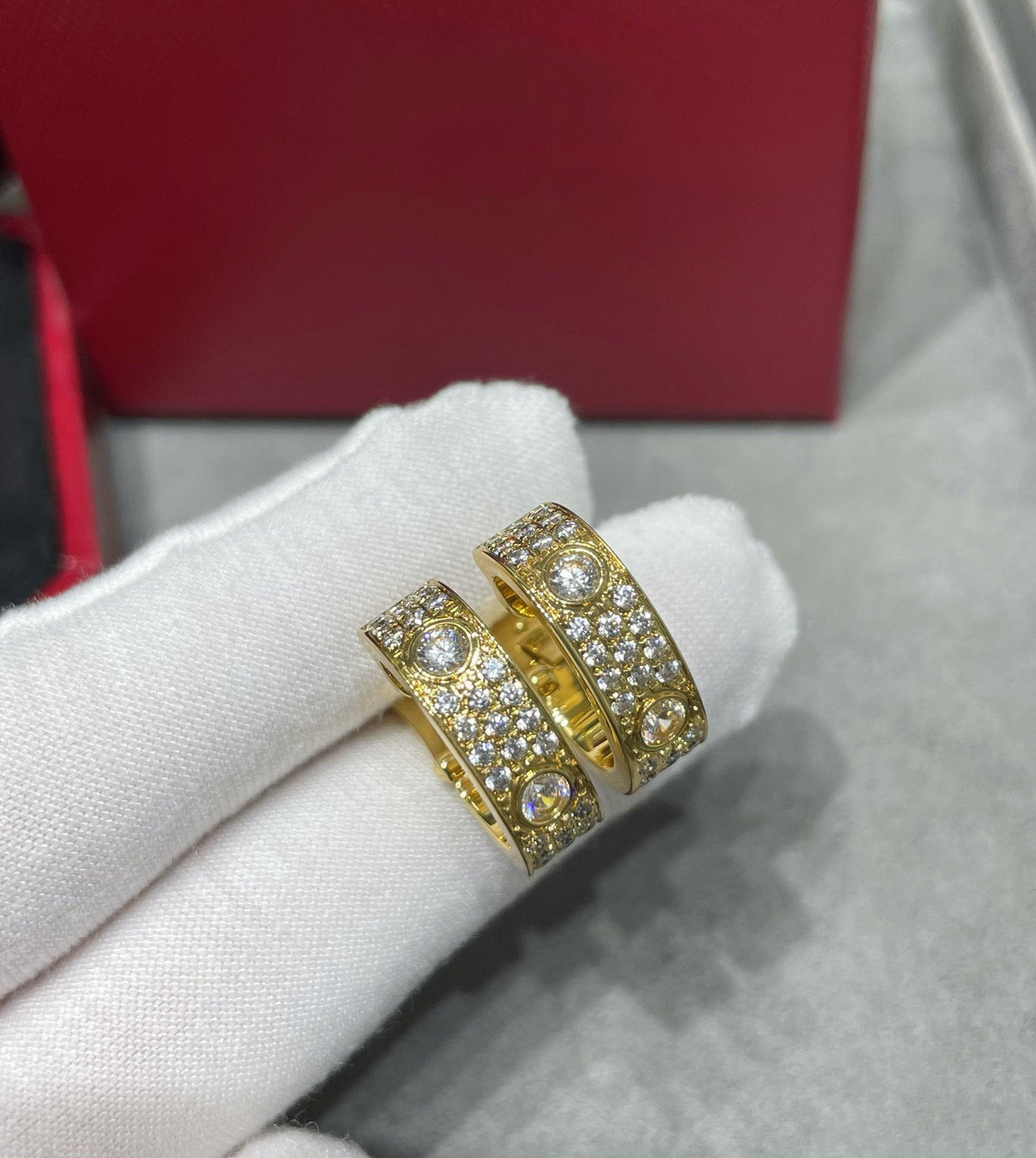 [Zalyn Jewelry ]LOVE 5.5MM DIAMOND PAVED EARRINGS