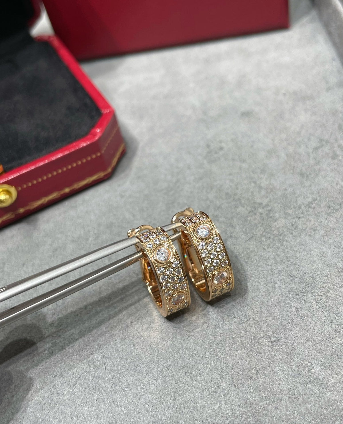[Zalyn Jewelry ]LOVE 5.5MM DIAMOND PAVED EARRINGS