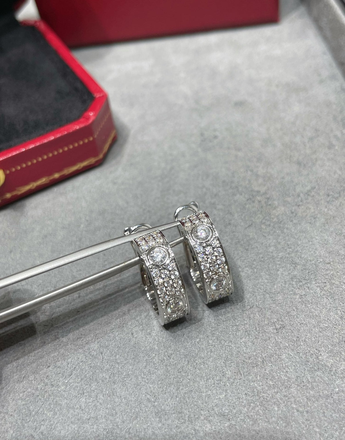 [Zalyn Jewelry ]LOVE 5.5MM DIAMOND PAVED EARRINGS