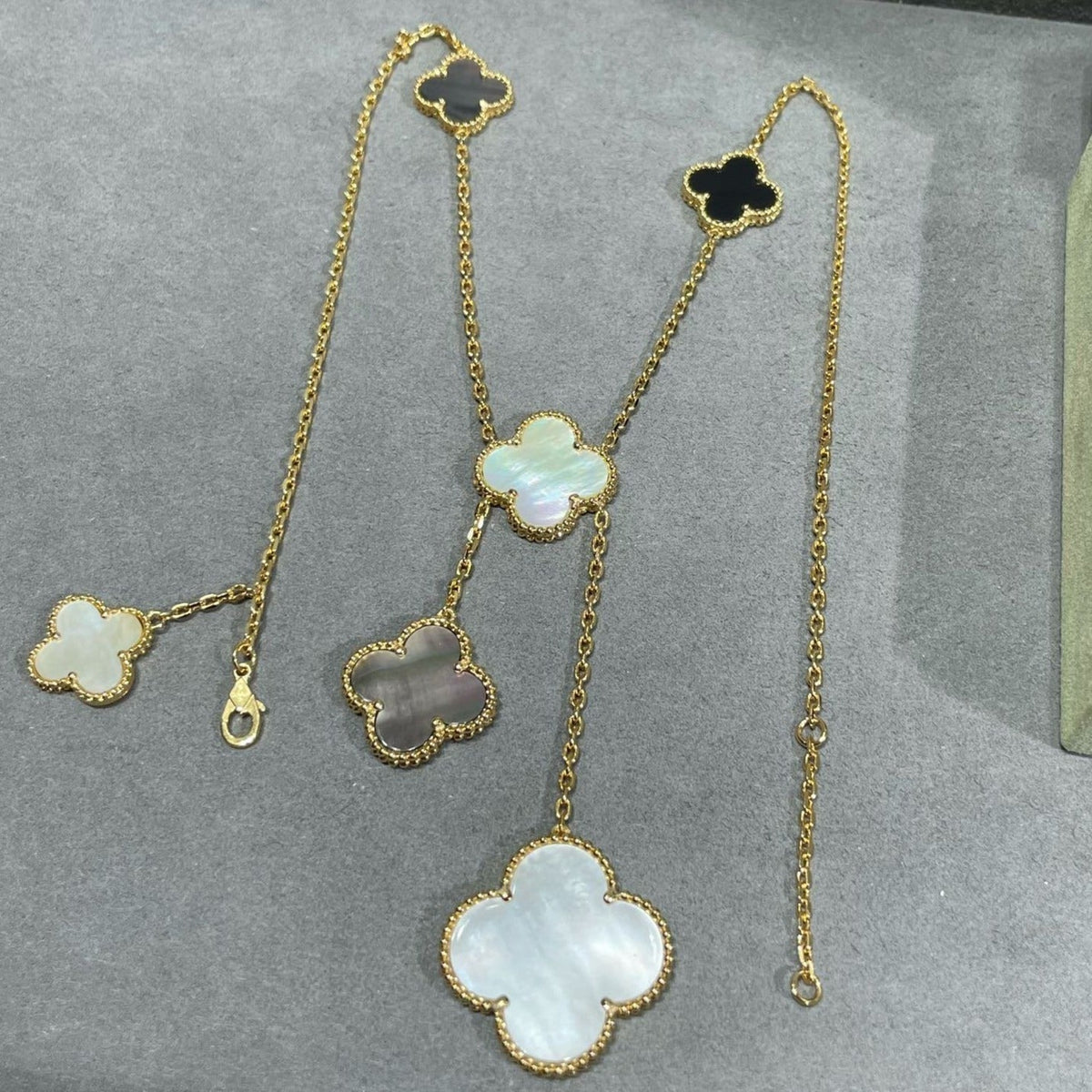 [Zalyn Jewelry ]CLOVER 6 MOTIF MOP ONYX GOLD NECKLACE