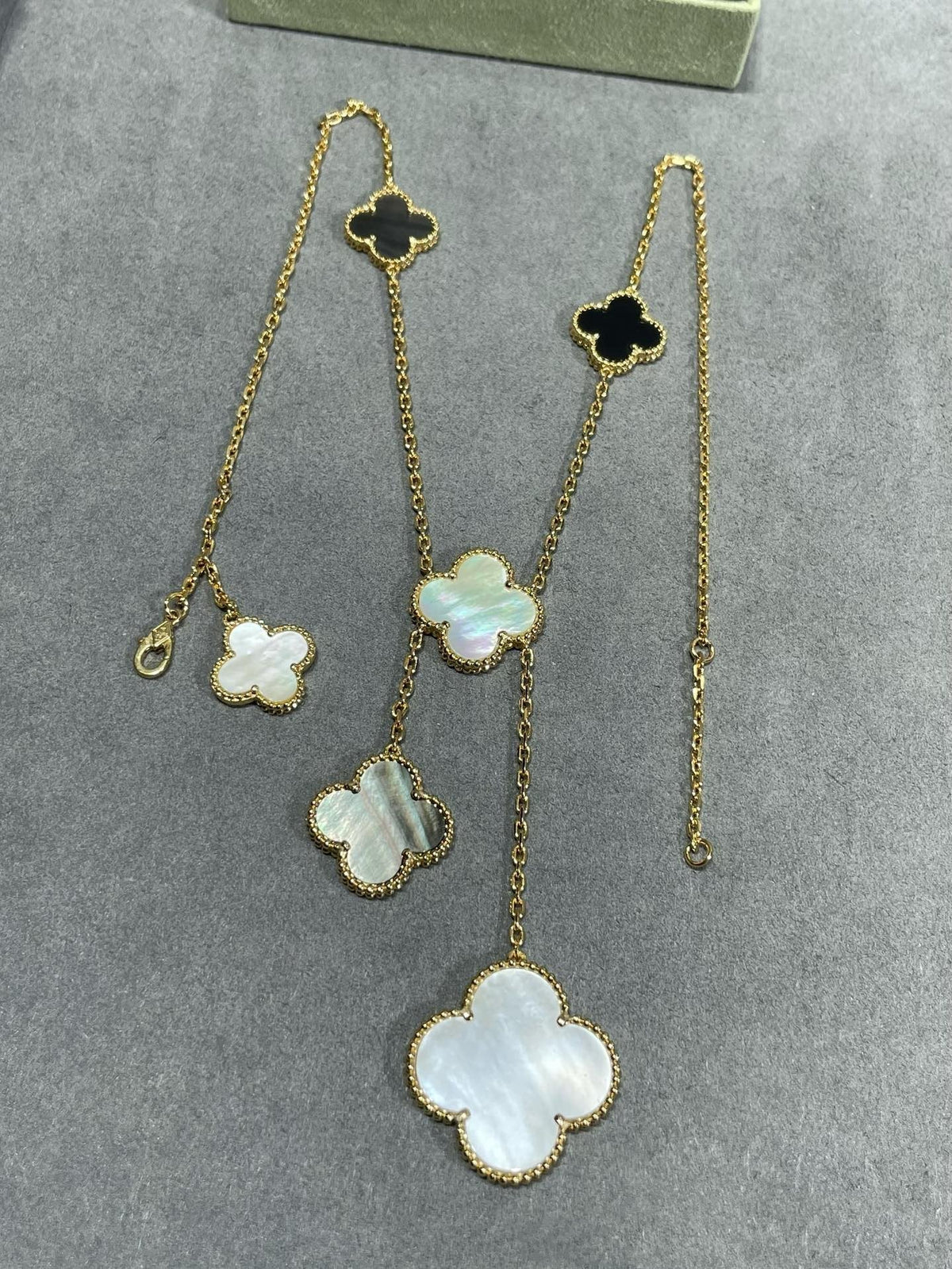 [Zalyn Jewelry ]CLOVER 6 MOTIF MOP ONYX GOLD NECKLACE
