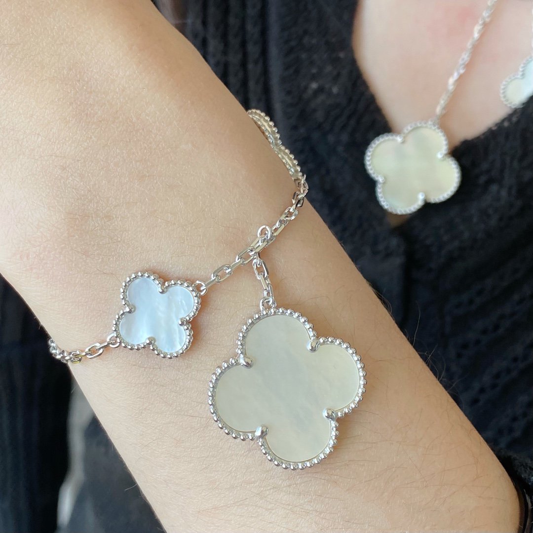 [Zalyn Jewelry ]CLOVER 5 MOTIF WHITE MOP SILVER BRACELET