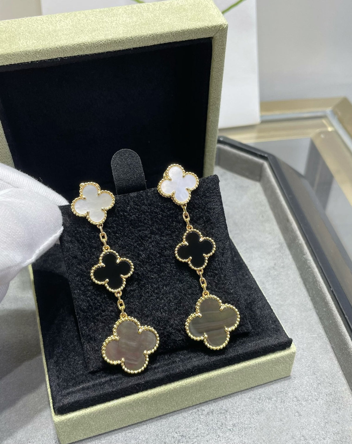 [Zalyn Jewelry ]CLOVER 3 MOTIF MOP ONYX DARK MOP PINK GOLD EARRINGS