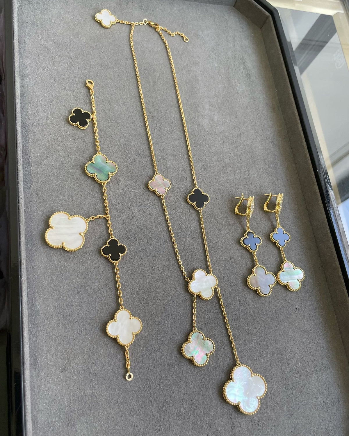 [Zalyn Jewelry ]CLOVER 3 MOTIF MOP ONYX DARK MOP PINK GOLD EARRINGS