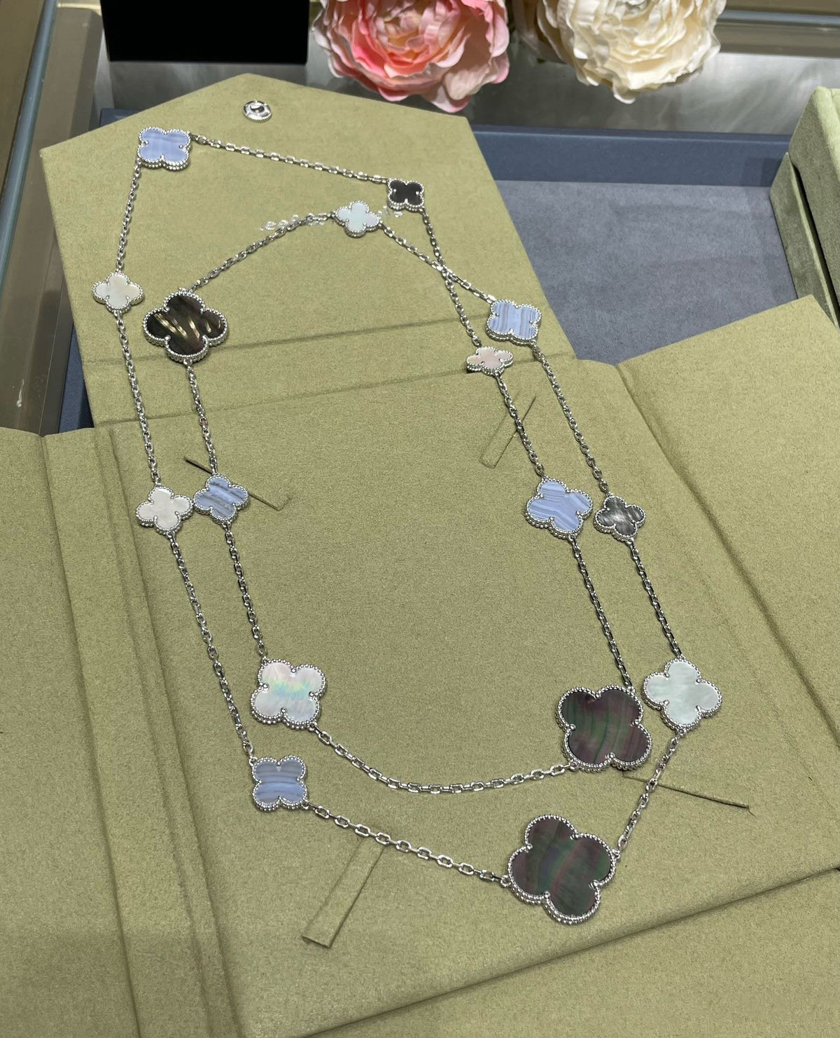 [Zalyn Jewelry ]CLOVER 16 MOTIF CHALCEDONY MOP SILVER NECKLACE