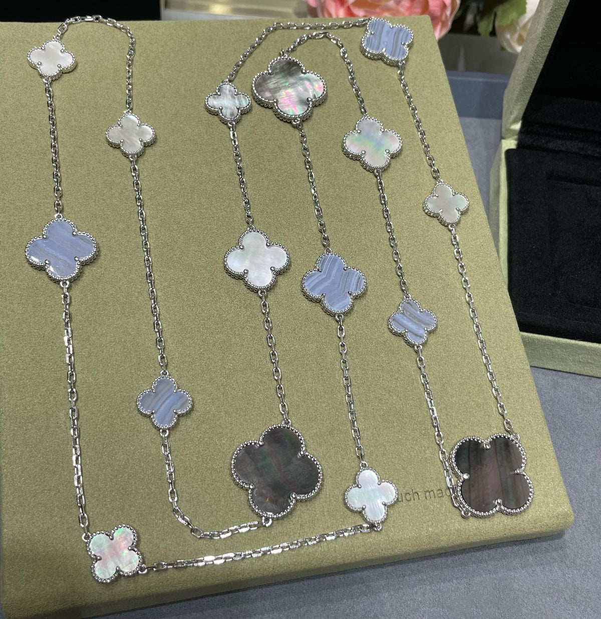 [Zalyn Jewelry ]CLOVER 16 MOTIF CHALCEDONY MOP SILVER NECKLACE