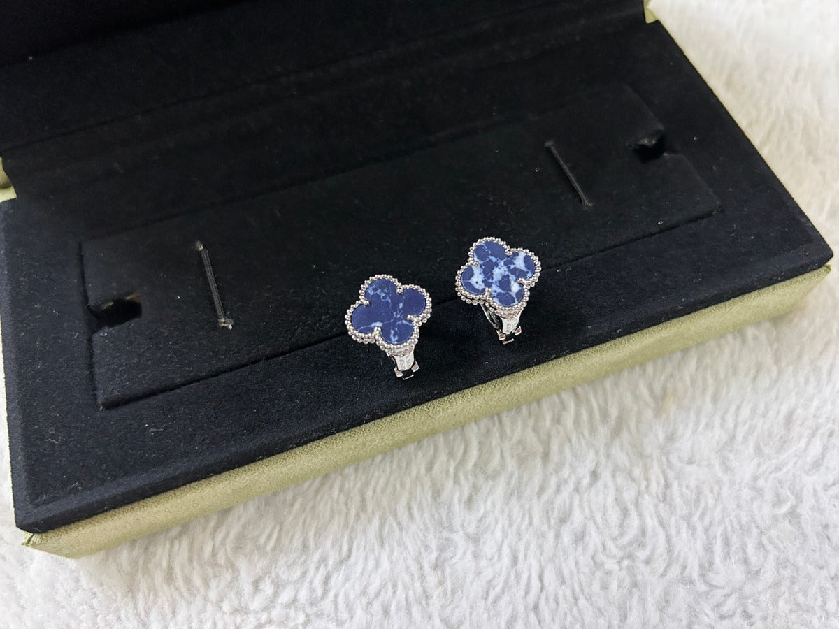 [Zalyn Jewelry ]CLOVER PIETERSITE MEDIUM STUD EARRINGS
