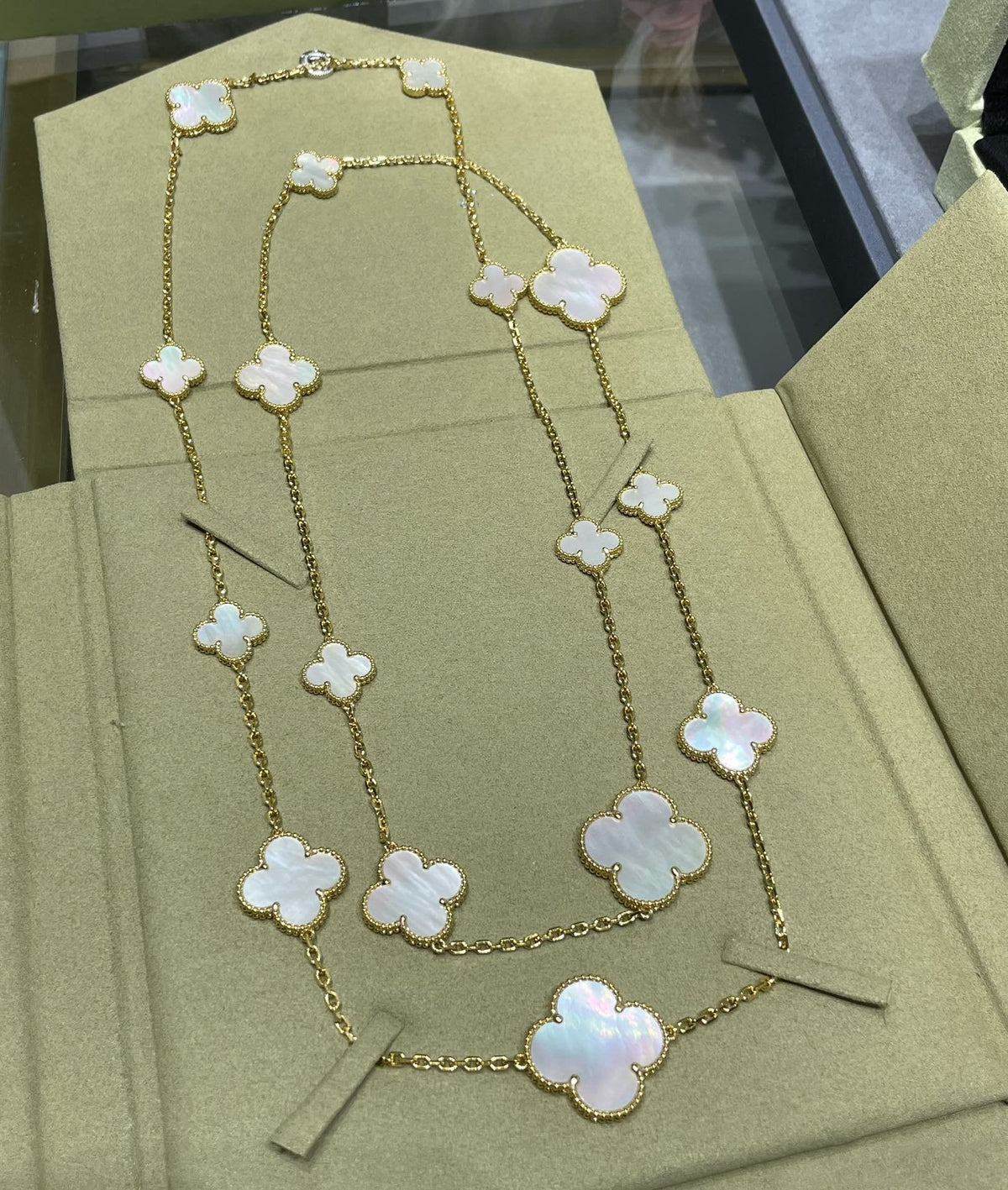[Zalyn Jewelry ]CLOVER 16 MOTIF WHITE MOP GOLD NECKLACE