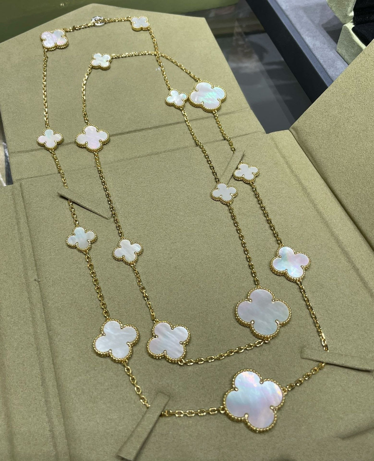 [Zalyn Jewelry ]CLOVER 16 MOTIF WHITE MOP GOLD NECKLACE
