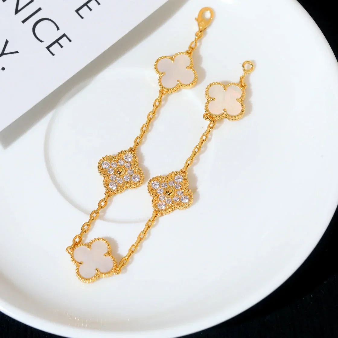 [Zalyn]LUCKY CLOVER 5-MOTIF BRACELET - WHITE MOTHER-OF-PEARL COLLECTION